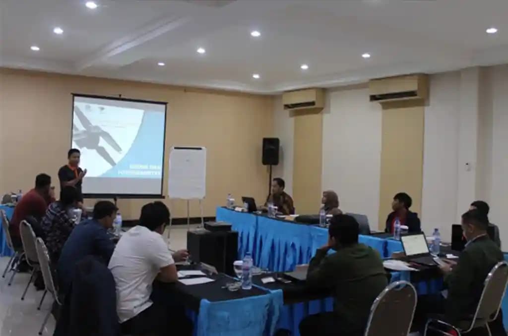 Fasilitator memberikan pelatihan korporat